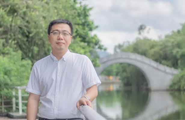 数学与信息学院 黄琼教授